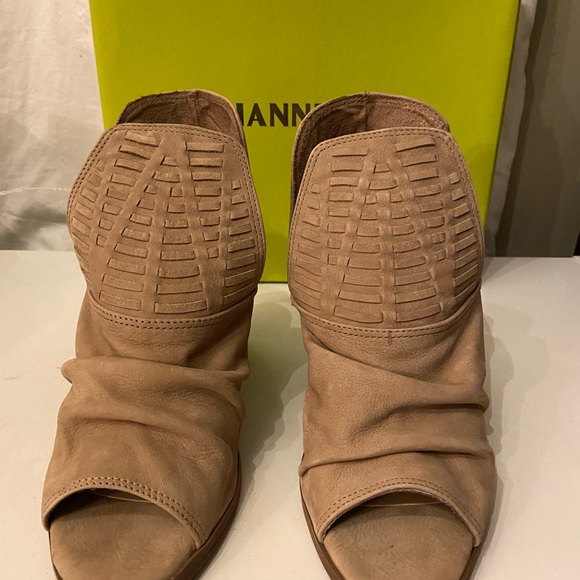 Gianni Bini tan suede ankle boots 7.5 & 10 - Picture 2 of 8